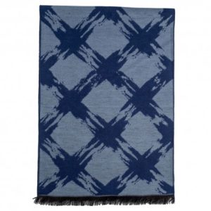 Tørklæde i børstet silke med lyseblåt mønster